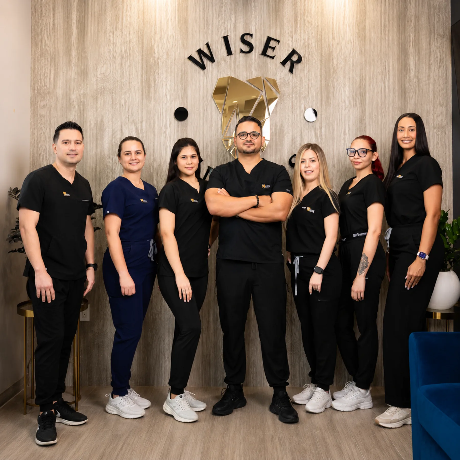 El equipo dental de Wiser Smiles en la oficina de Sunrise
